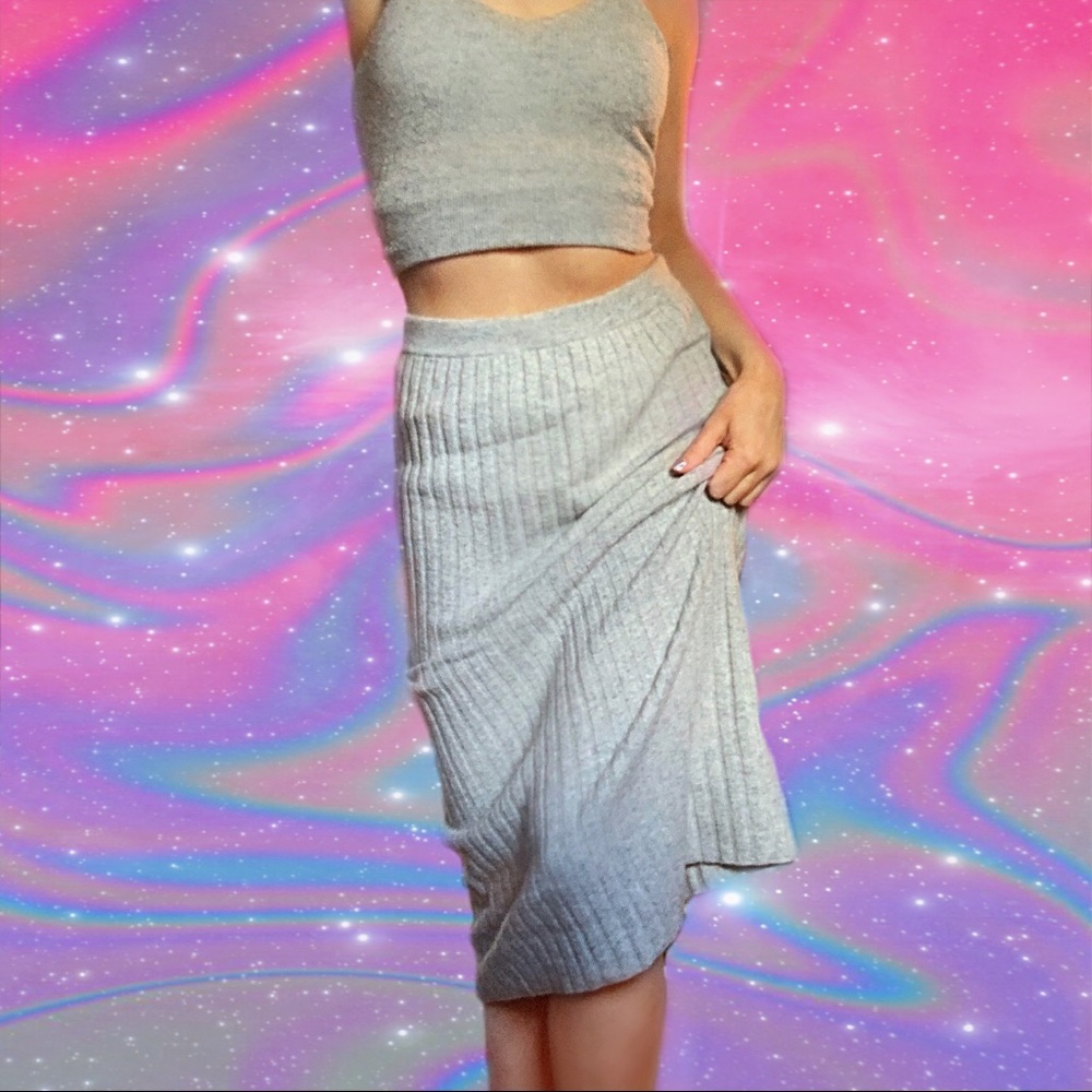 Club Monaco gray ribbed midi skirt🤍